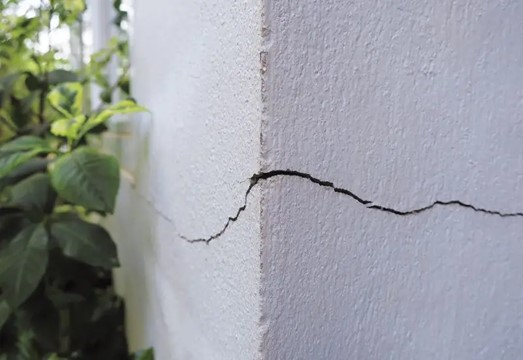 Cracked concrete building wall